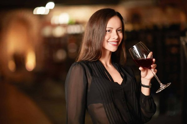 Comment organiser une soirée de dégustation de champagnes millésimés dans un bar à vins de luxe?