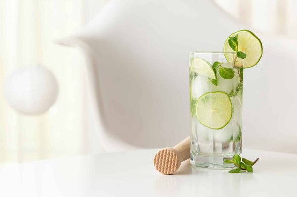 Quelles sont les meilleures pratiques pour préparer des cocktails à base de gin aromatisé dans un bar spécialisé?