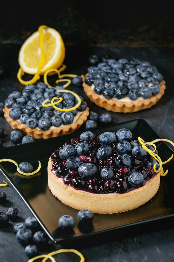 Comment préparer une tarte aux prunes avec une pâte sablée maison?